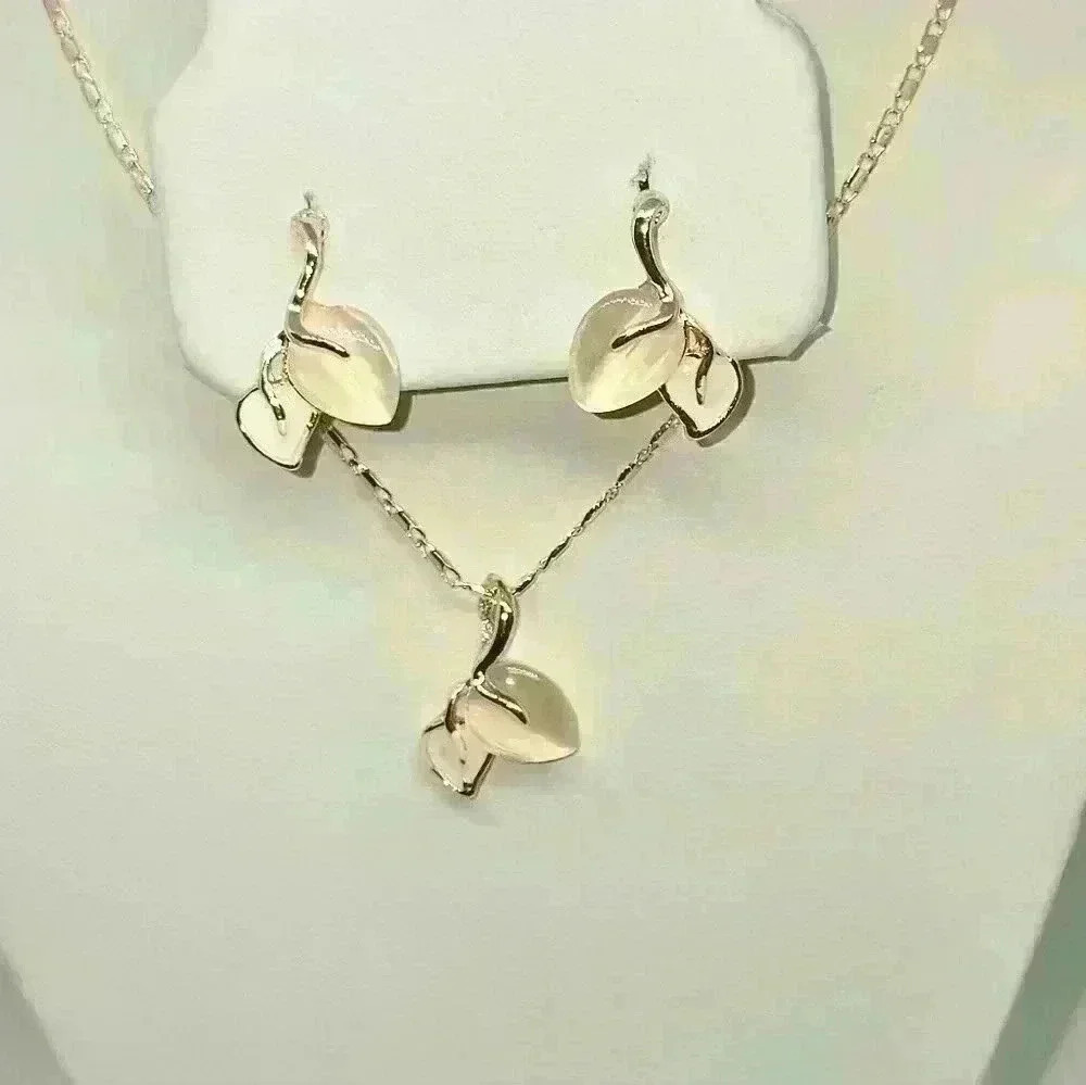 NWOT Elegant Leaf Necklace and Earrings Set